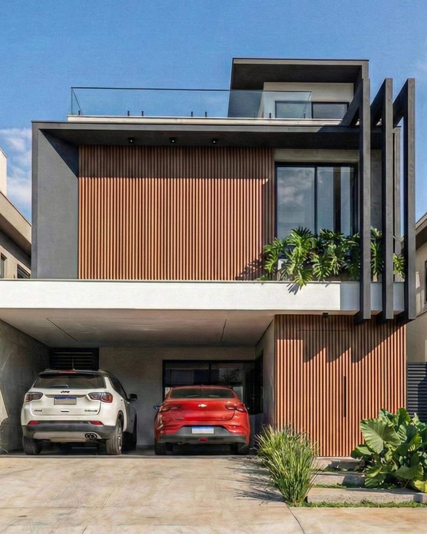 Residência contemporânea com brises de madeira